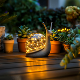 Dekorative Gartenlampe in Schneckenform