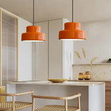 Bauhaus Living – Orangefarbene Pendelleuchte