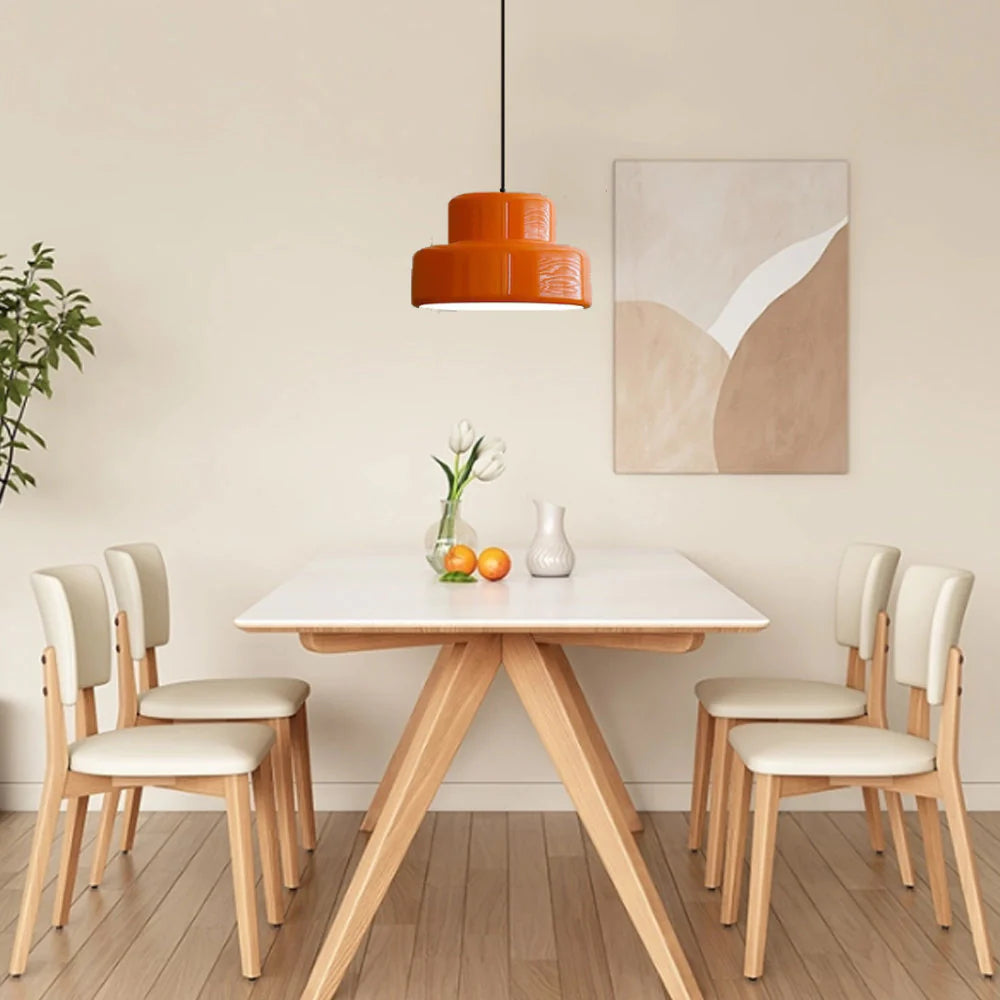 Bauhaus Living – Orangefarbene Pendelleuchte