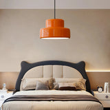 Bauhaus Living – Orangefarbene Pendelleuchte