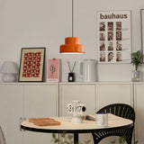 Bauhaus Living – Orangefarbene Pendelleuchte