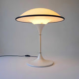 AuraForm – Elegante Tischlampe