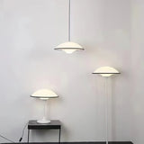 AuraForm – Elegante Tischlampe