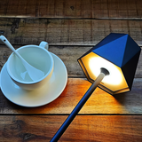 PolyGlow – LED-Tischlampe mit Sechskant-Design