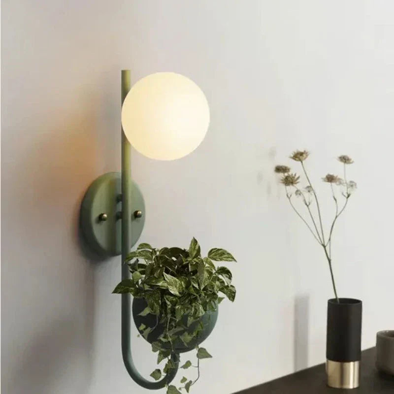 NordicGlow – Wandleuchte mit Pflanzenhalter