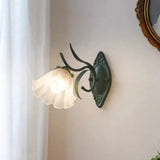 LilyGlow – Wandleuchte mit Blumenmotiv