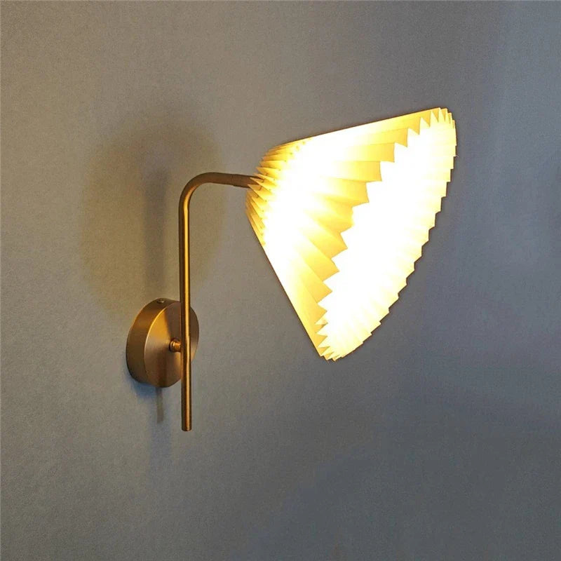 NordicLuxe – Goldene Wandleuchte